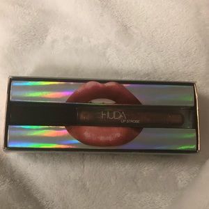 Huda Beauty Lip Strobe in Shameless